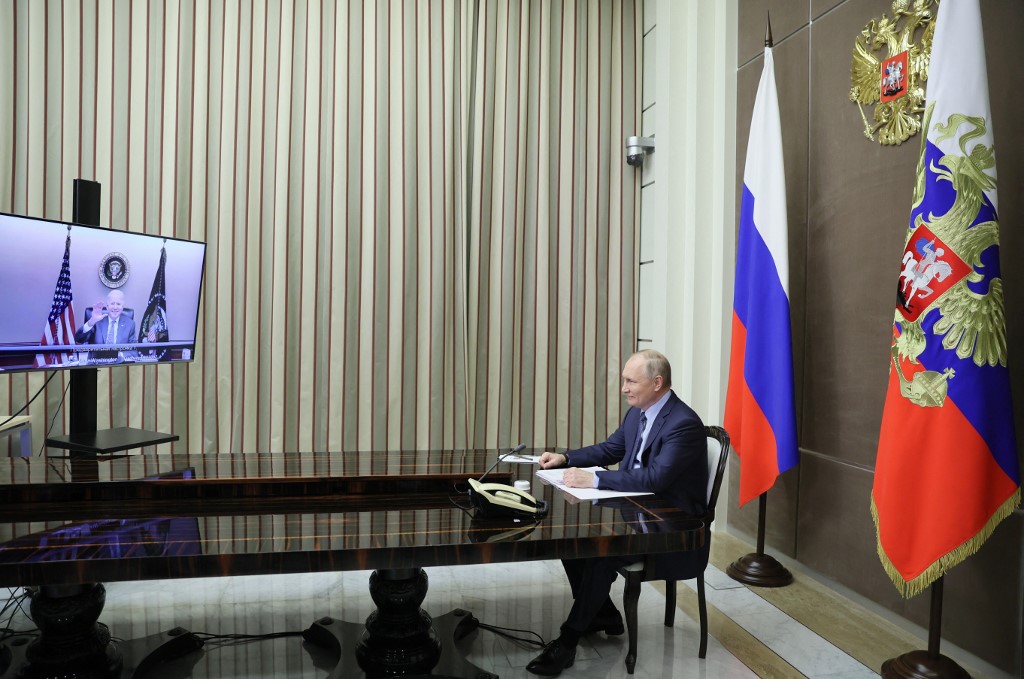 Vladimir Putin en reunión virtual con su homólogo estadunidense, Joe Biden. (AFP)