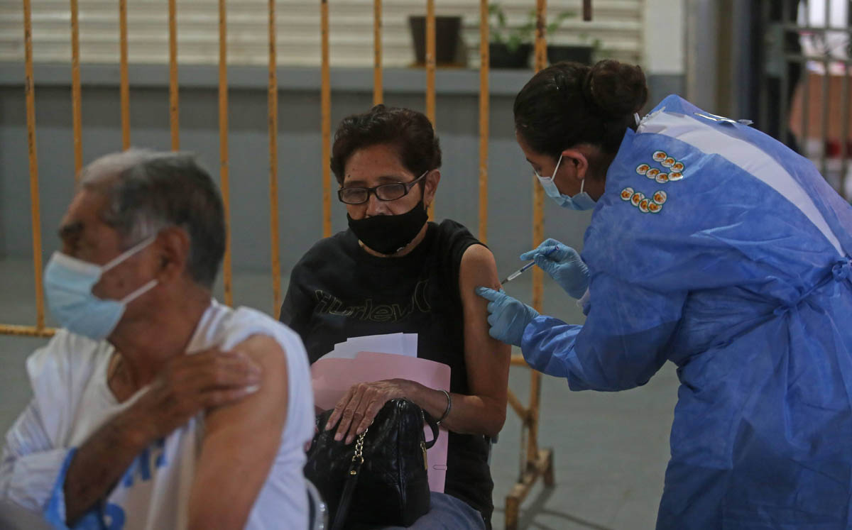 Adultos mayores de Jalisco comienza a recibir refuerzo de vacuna contra covid-19 (Fernando Carranza)