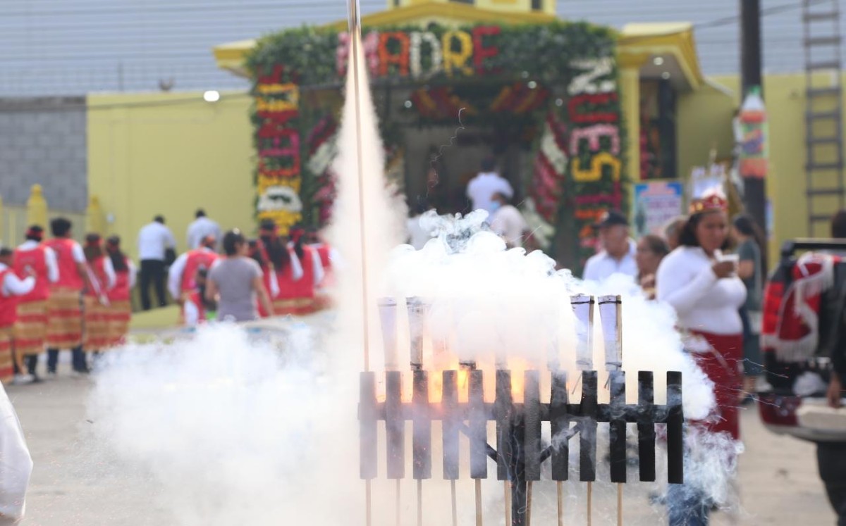 Amando José celebra a la Virgen de Juquila con cohetes. (Yazmín Sánchez)
