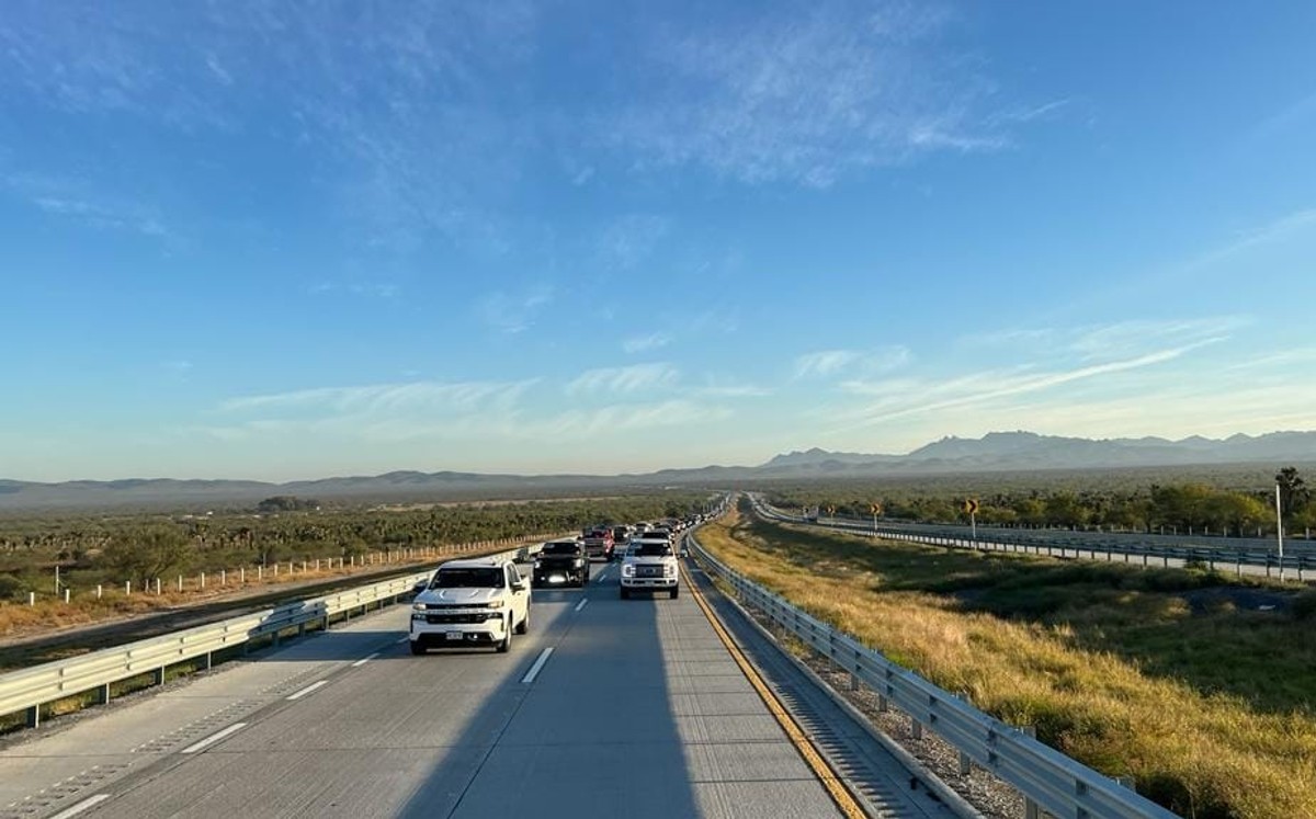 Caravana de pisanos cruza frontera de Tamaulipas.