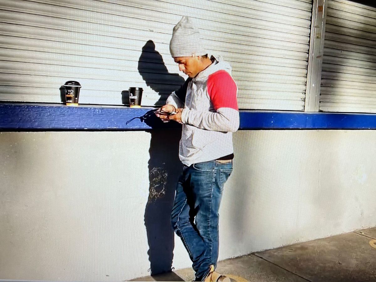 Edgar lleva tres días pernoctando a las afueras del Estadio Jalisco, en busca de boletos para la final. (Pablo Nuñéz)