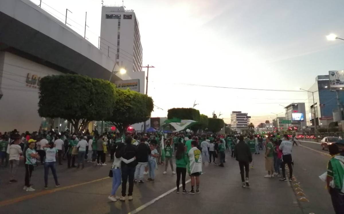 Elementos de seguridad vigilarán las inmediaciones del estadio durante la final León vs Atlas.