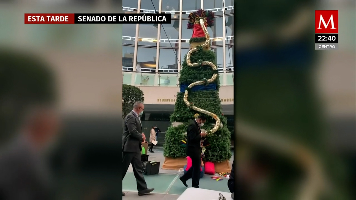 Instalan en Senado árbol de Navidad decorado con Quetzalcóatl