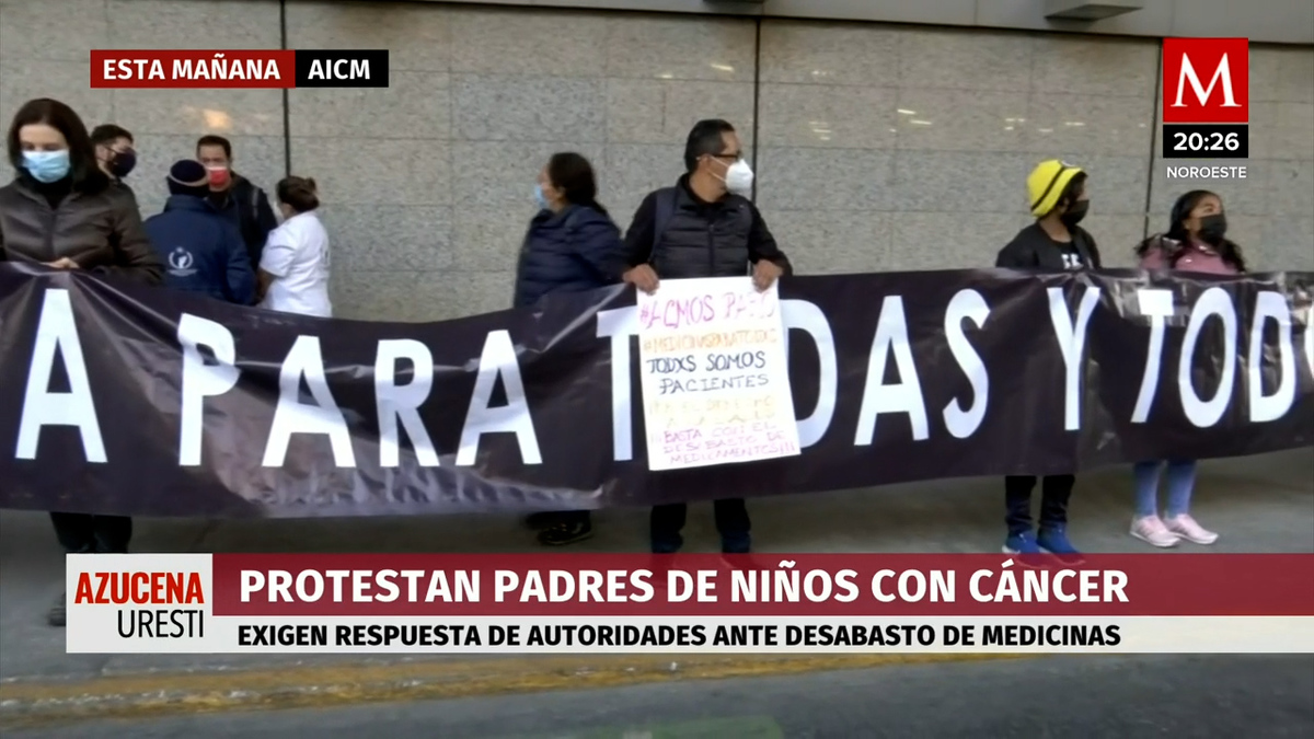 Padres de niños con cáncer se manifiestan en el AICM por desabasto de medicinas