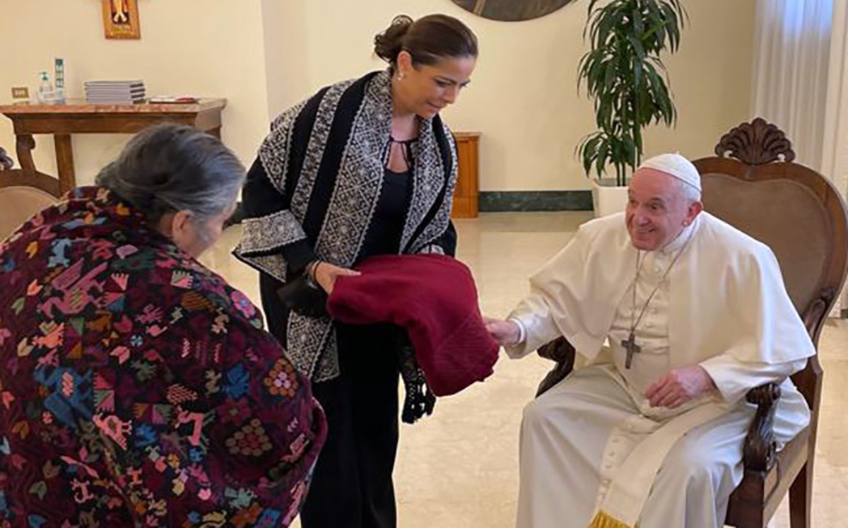 Papa Francisco recibe en su casa a artesanas de Puebla | Especial