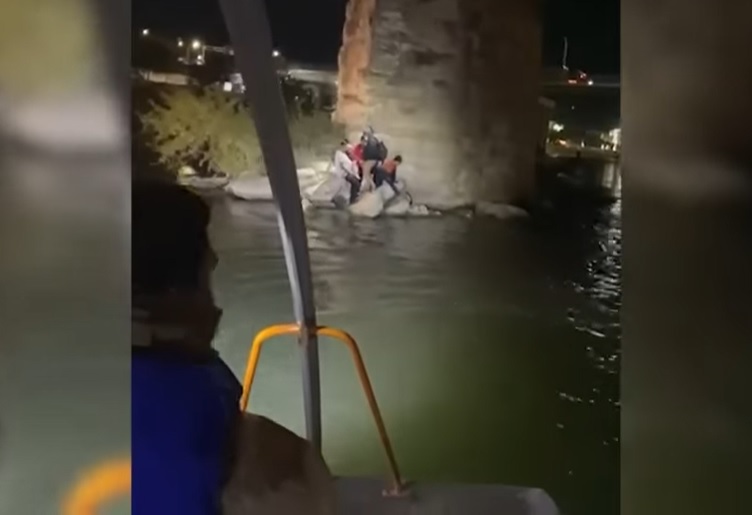 Las cinco personas intentaban cruzar la frontera entre México y Estados Unidos. | Captura video INM y Secretaría de Gobernación