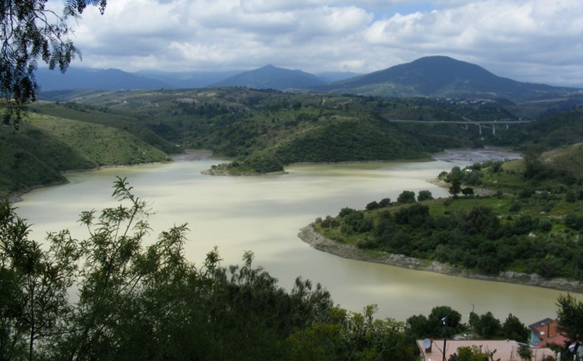 Proponen que se clausuren los 16 vertederos de aguas negras que desembocan directamente en la presa. (Especial)