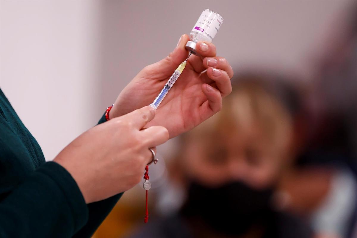 Las vacunas contra covid brindan protección en términos de enfermedad severa y hospitalización. (EFE)