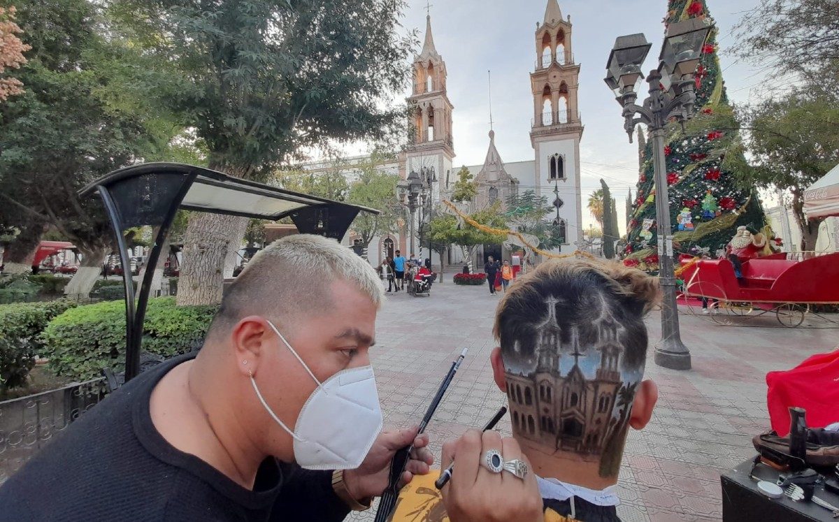 El barbero conocido como 'Manny' replicó la Iglesia del Sagrado Corazón de Lerdo. (Cortesía)