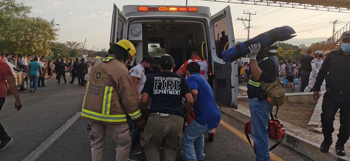 Bomberos y paramédicos atienden a los heridos. (Abraham Jiménez)