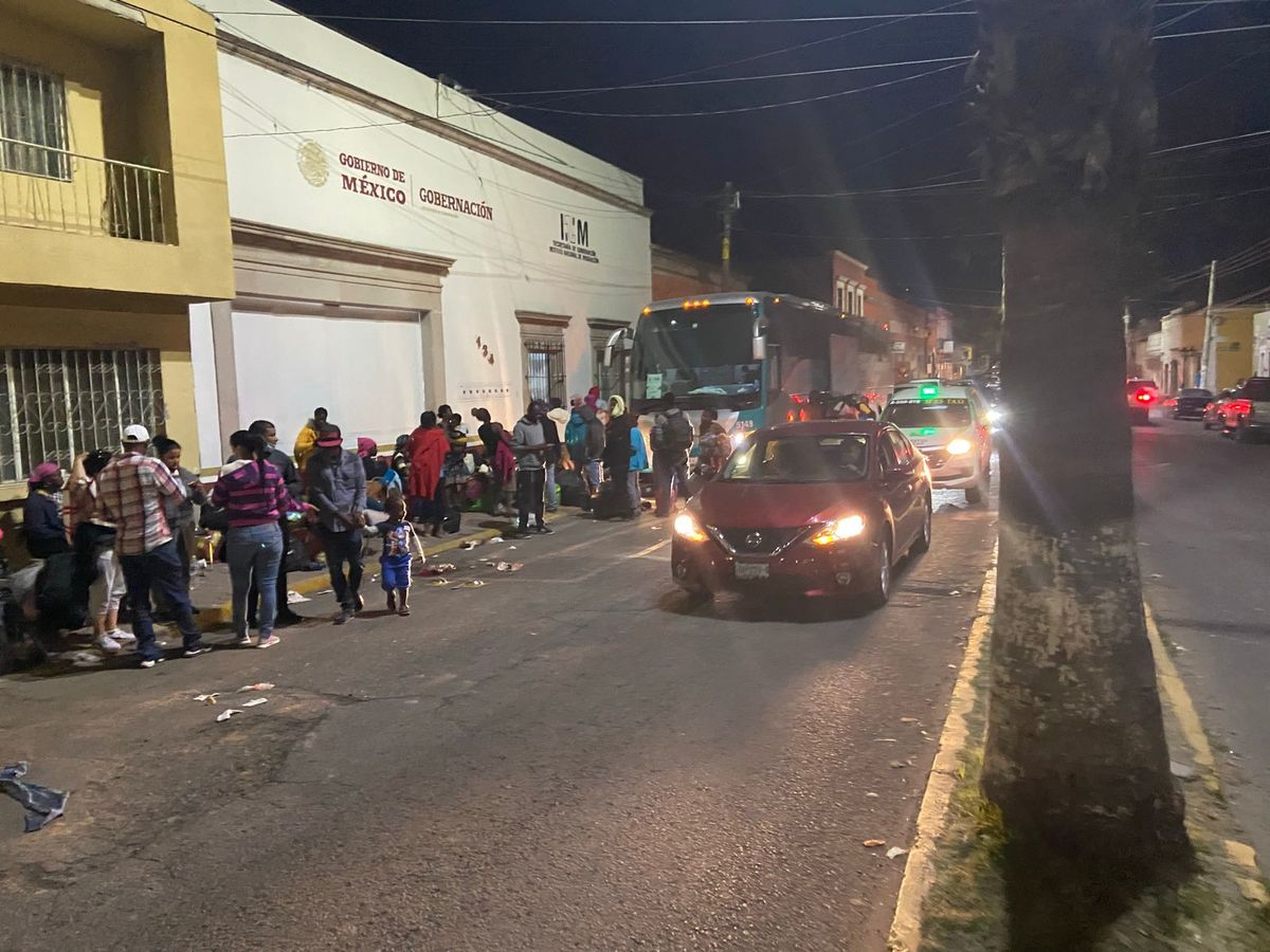 Camión de migrantes llega a instalaciones del INM en Durango.| Gilbero Lastra