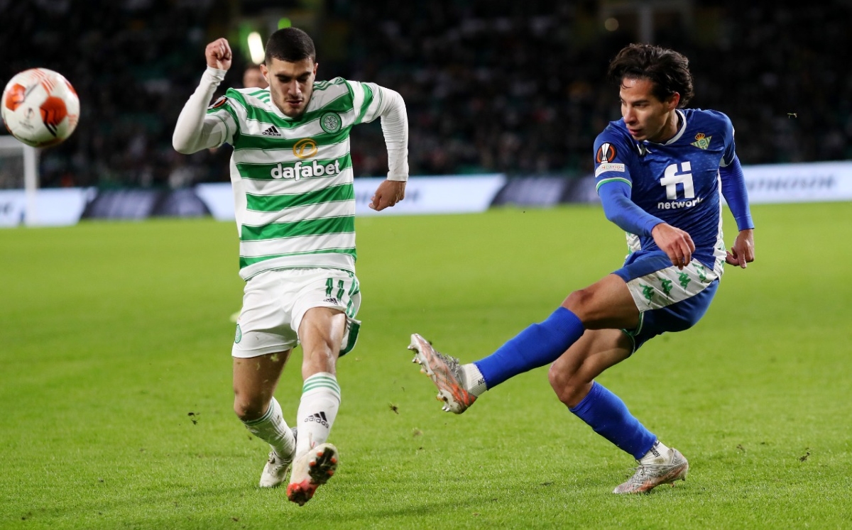 Diego Lainez aclara polémica tras aparente molestia al salir de cambio en Europa League (Reuters)