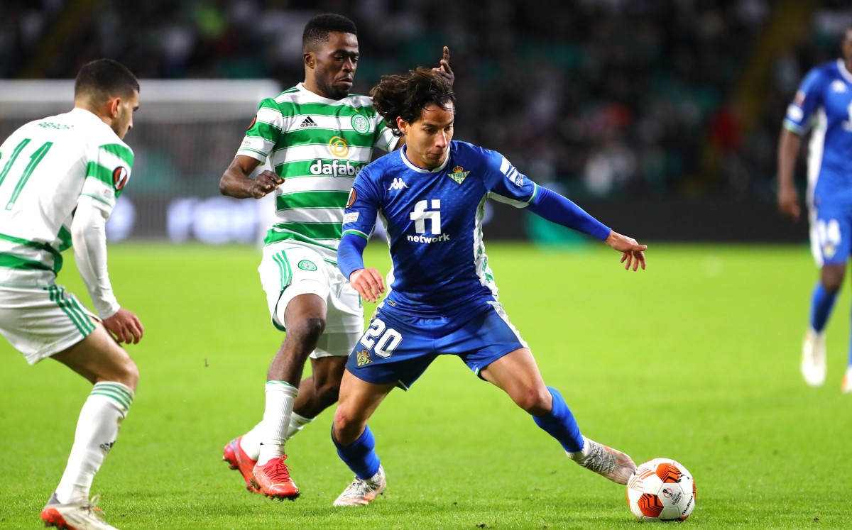 Diego Lainez se enoja por salir de cambio y se va el vestidor (Twitter Betis)
