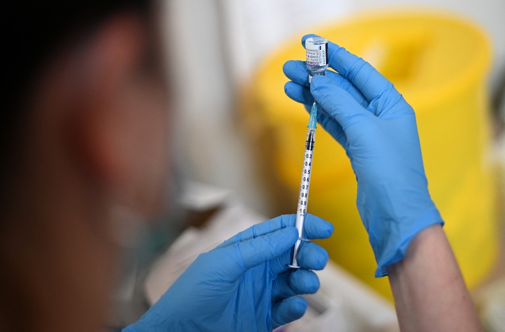 La empresa Pfizer continúa investigando sobre el covid-19. | AFP