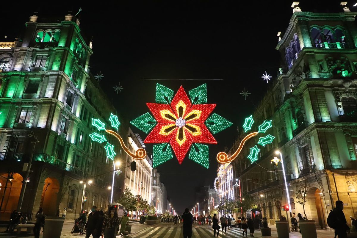 Encendido alumbrado navideño en Zócalo de CdMx. | Naomi Antonio