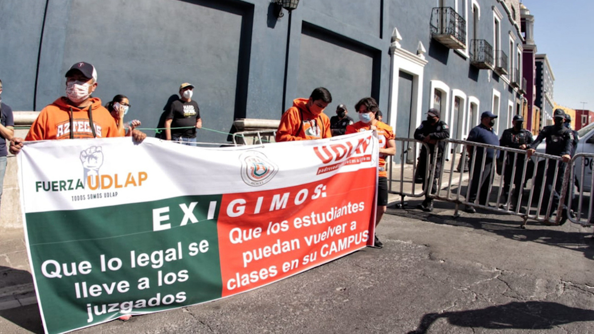Estudiantes de la Udlap protestan frente a Casa Aguayo