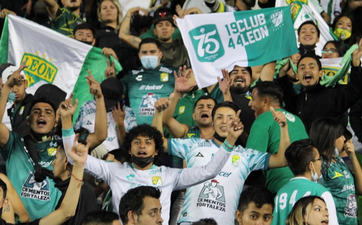 Fanáticos se reunieron desde temprano para apoyar a su equipo / Dani Béjar