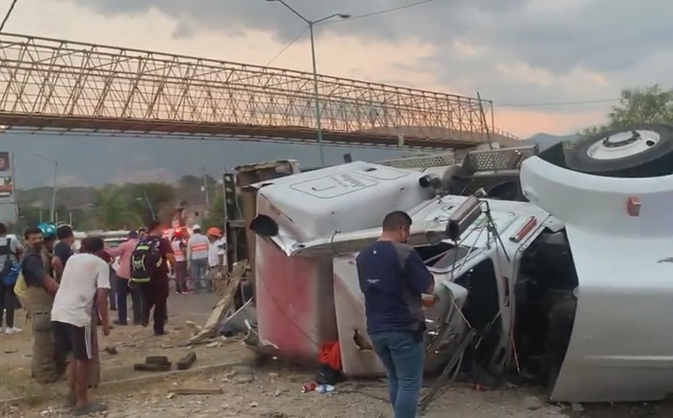 FGR atrae investigación por volcadura de tráiler con migrantes