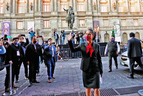 La jefa de Gobierno a su arribo al Palacio de Minería, donde se desarrolló el acto. Especial