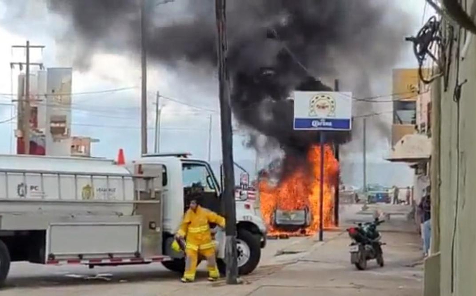 Lanzan bombas molotov a camioneta en Coatzacoalcos, Veracruz