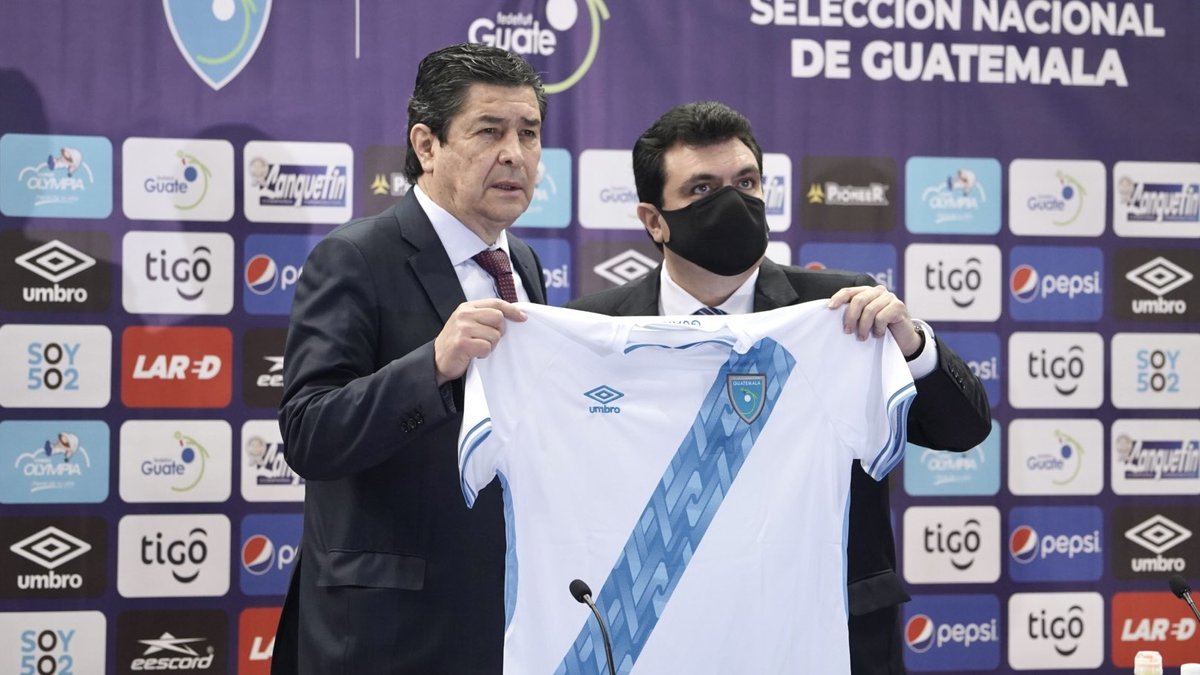 Luis Fernando Tena es presentado como director técnico de Guatemala (Twitter @fedefut_oficial)