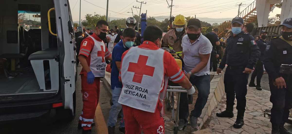 Servicios de emergencia atienden el accidente. (Abraham Jiménez)