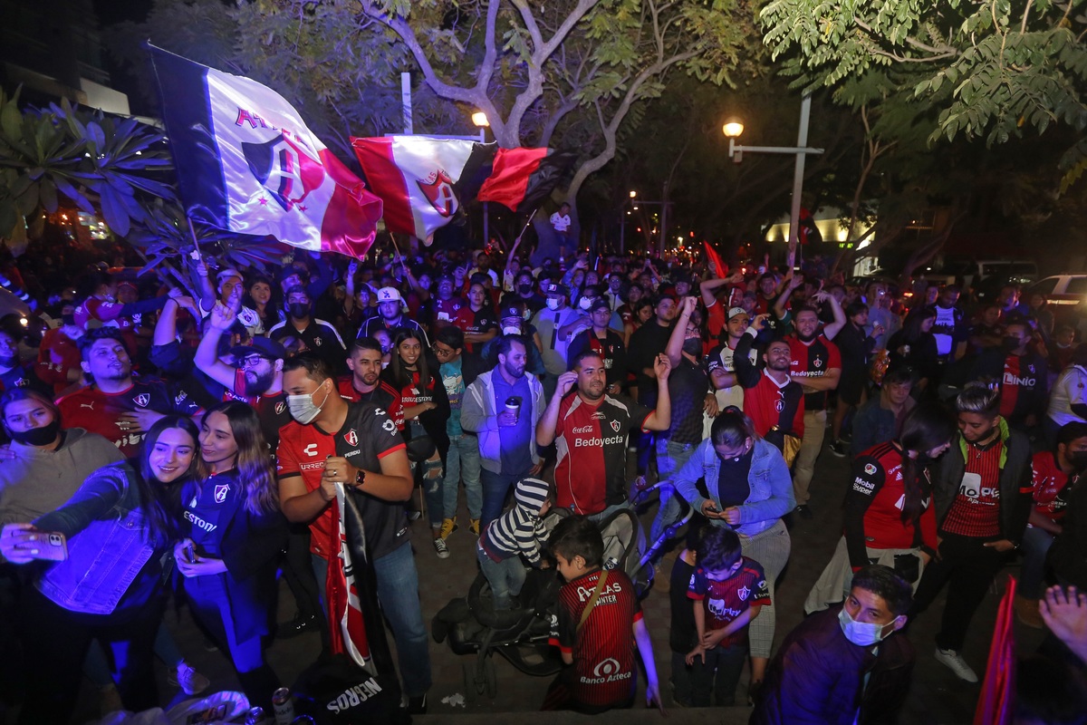Aficionaodos asisten a presenciar final del Apertura 2021 en pantallas de Guadalajara (Fernando Carranza)