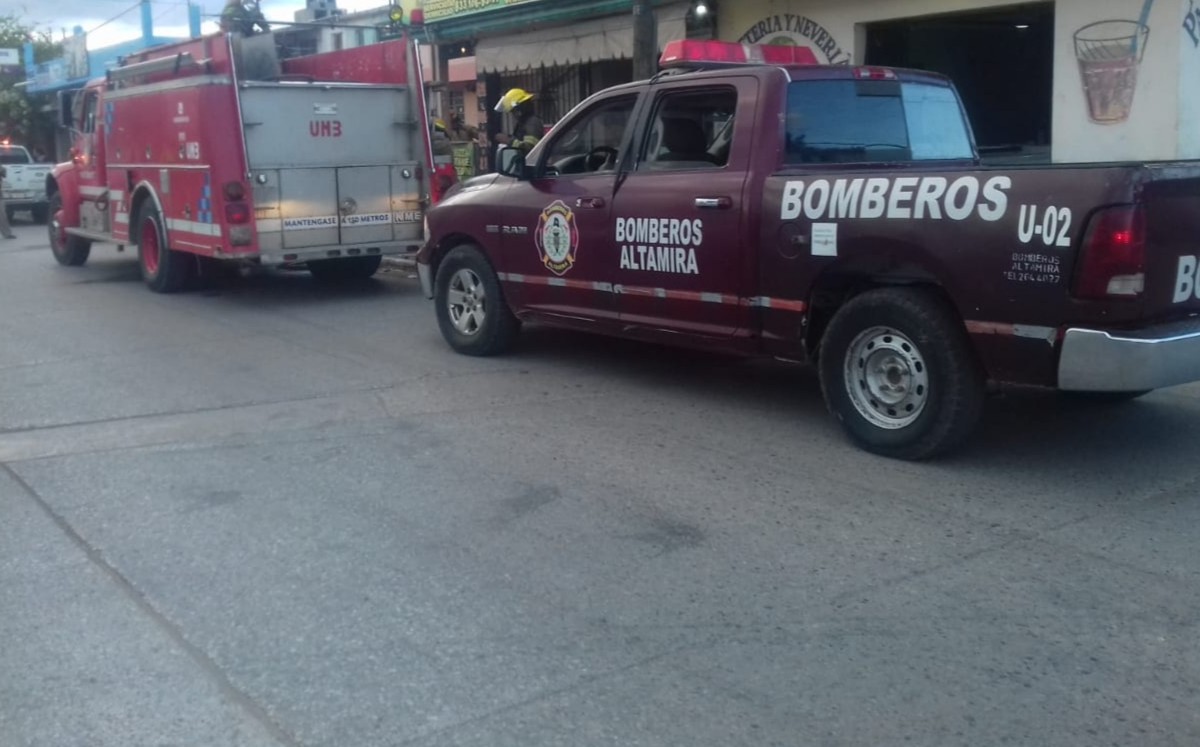 Bomberos atienden incendio en Altamira. (Anahy Meza)