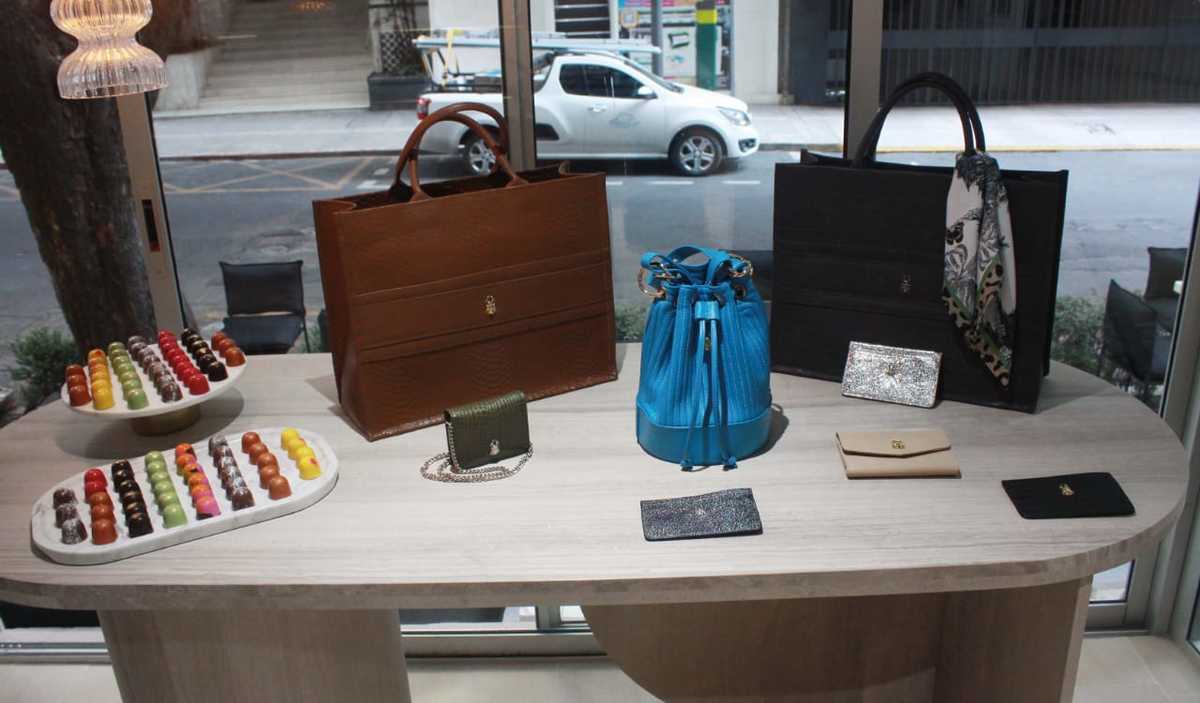 Al centro, el modelo azul en tendencia, una de sus más recientes creaciones