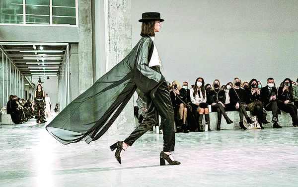 El desfile de la nueva colección se realizó en el mismo recinto de ateliers. Thibault Camus/AP