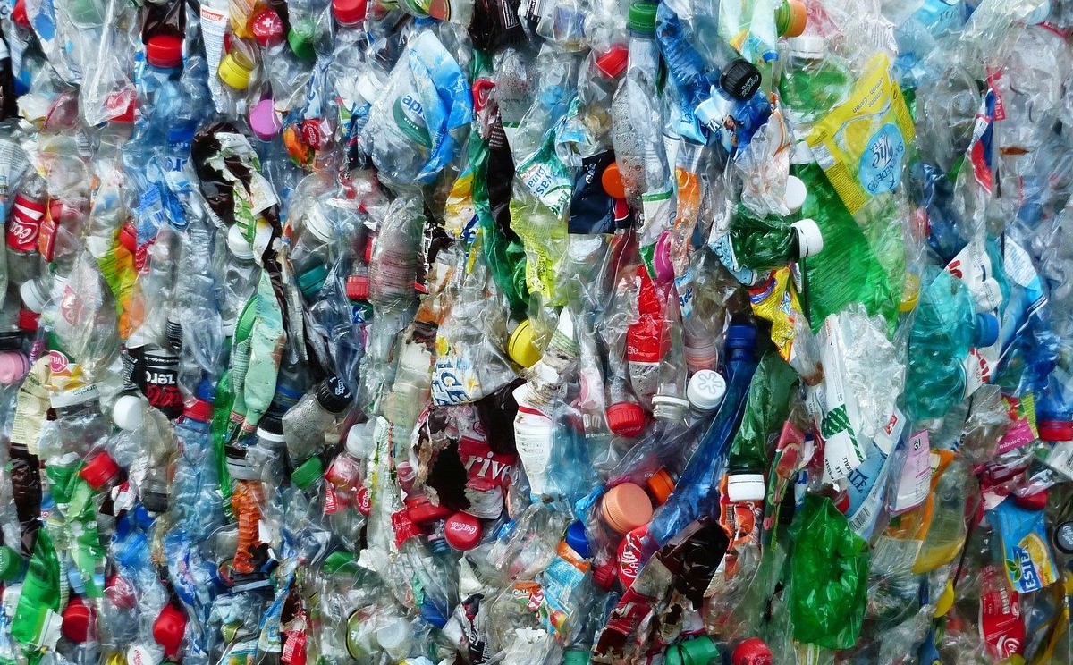 Envases de plástico abarcan parte de la basura desechada.
