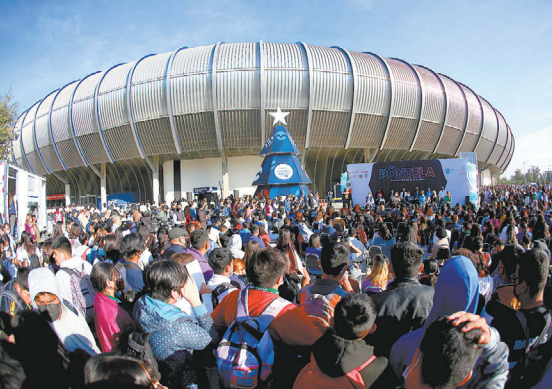 Miles de adolescentes acudieron al estadio de Rayados por su dosis. Jorge López