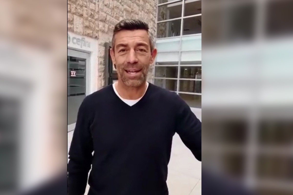 Pedro Caixinha arribó a la Comarca para reportarse con Santos. (Especial)