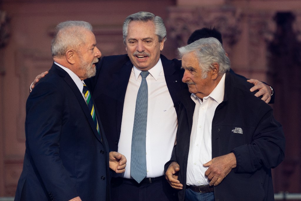 El presidente de Argentina, Alberto Fernández, junto a los ex presidente Luiz Inácio Lula da Silva y José Mujica. (EFE)