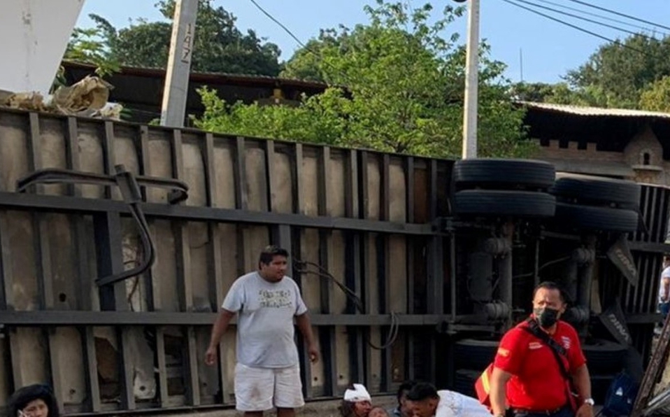 Volcadura de tráiler con migrantes en Chiapas fue por exceso de velocidad: FGR; chofer huyó