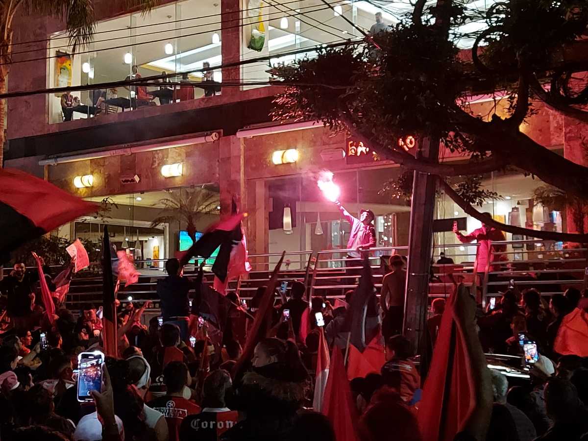 Afición impulsa al equipo con Banderazo Rojinegro (Alberto Ávalos)