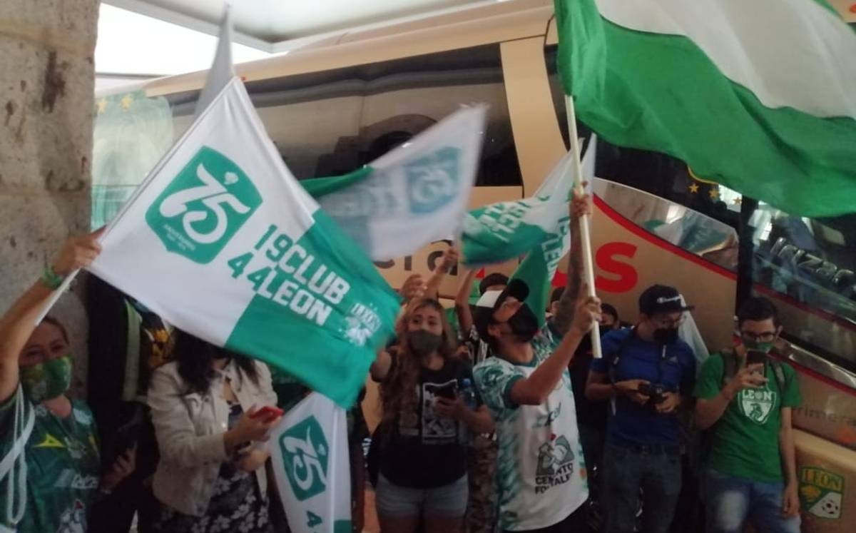 Aficionados del Club León despidieron a los jugadores rumbo a la final.