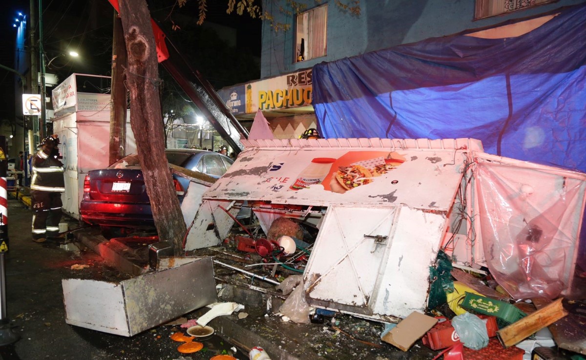 El auto chocó contra el puesto de tacos y una jardinera de concreto. | Enrique Luna