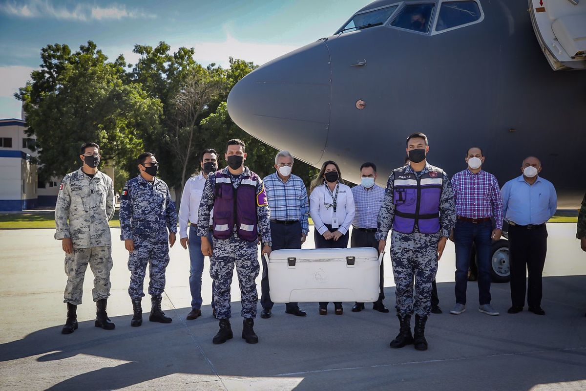 El cargamento de vacunas llegó al hangar de la Fuerza Aérea, en el aeropuerto de Culiacán. (Leticia Acosta)