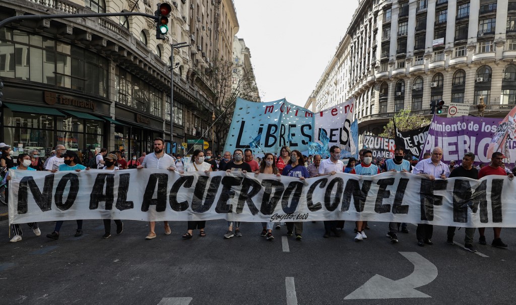 Decenas de personas protestan con el futuro acuerdo de deuda con el FMI. (AFP)