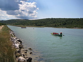 El río crecido en la frontera con Eslovenia. (Especial)