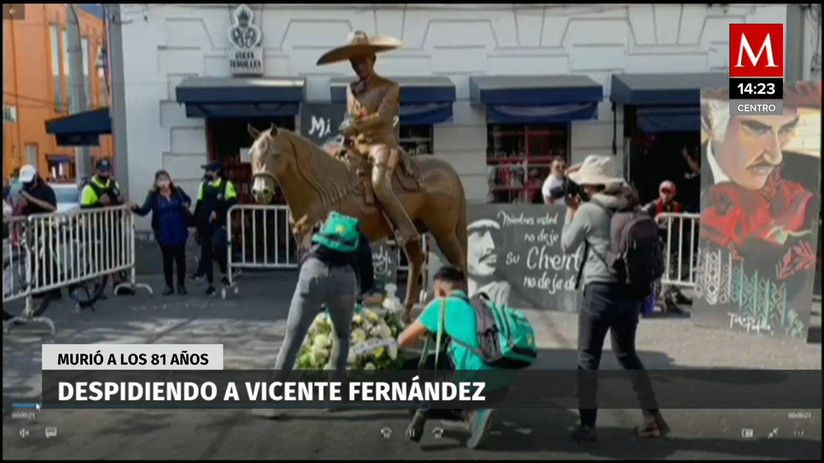 Colocan ofrenda en plaza de los mariachis donde se encuentra estatua de Vicente Fernández