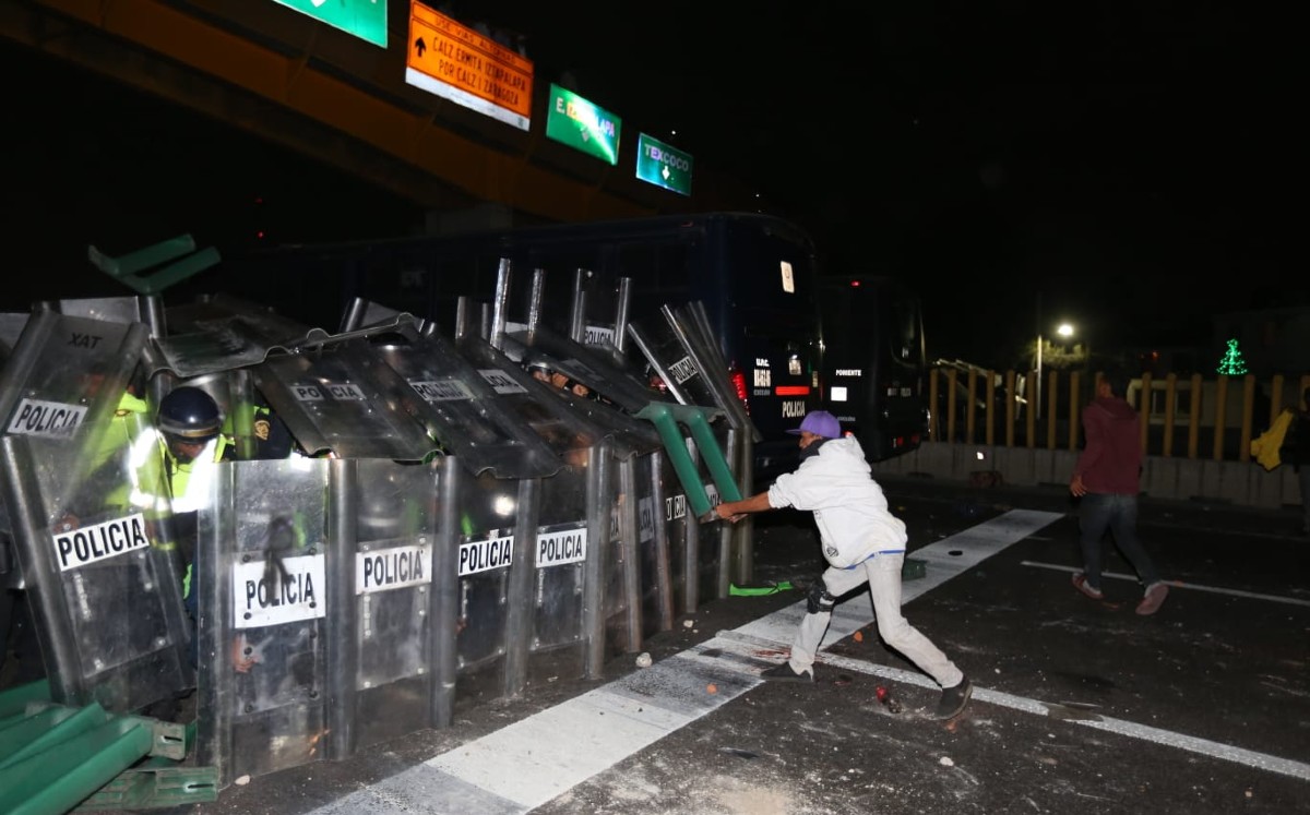 Después de las 17:00 horas, la dependencia colocó camiones y al grupo antimotines quienes les impiden el paso. | Javier Ríos