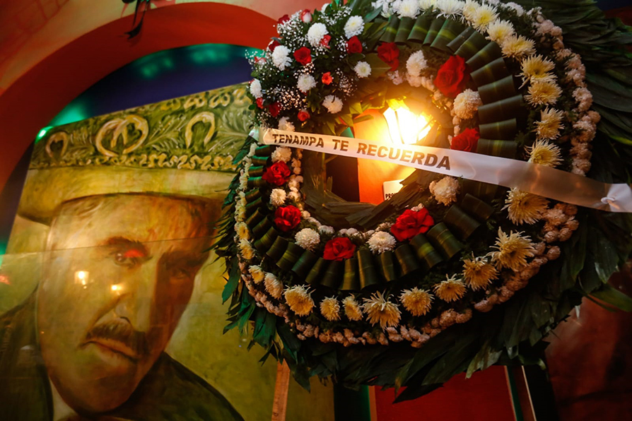 Dentro del icónico Tenampa se encuentran dos pinturas del “Charro de Huentitán”  donde se ha colocado un arreglo floral | Araceli López