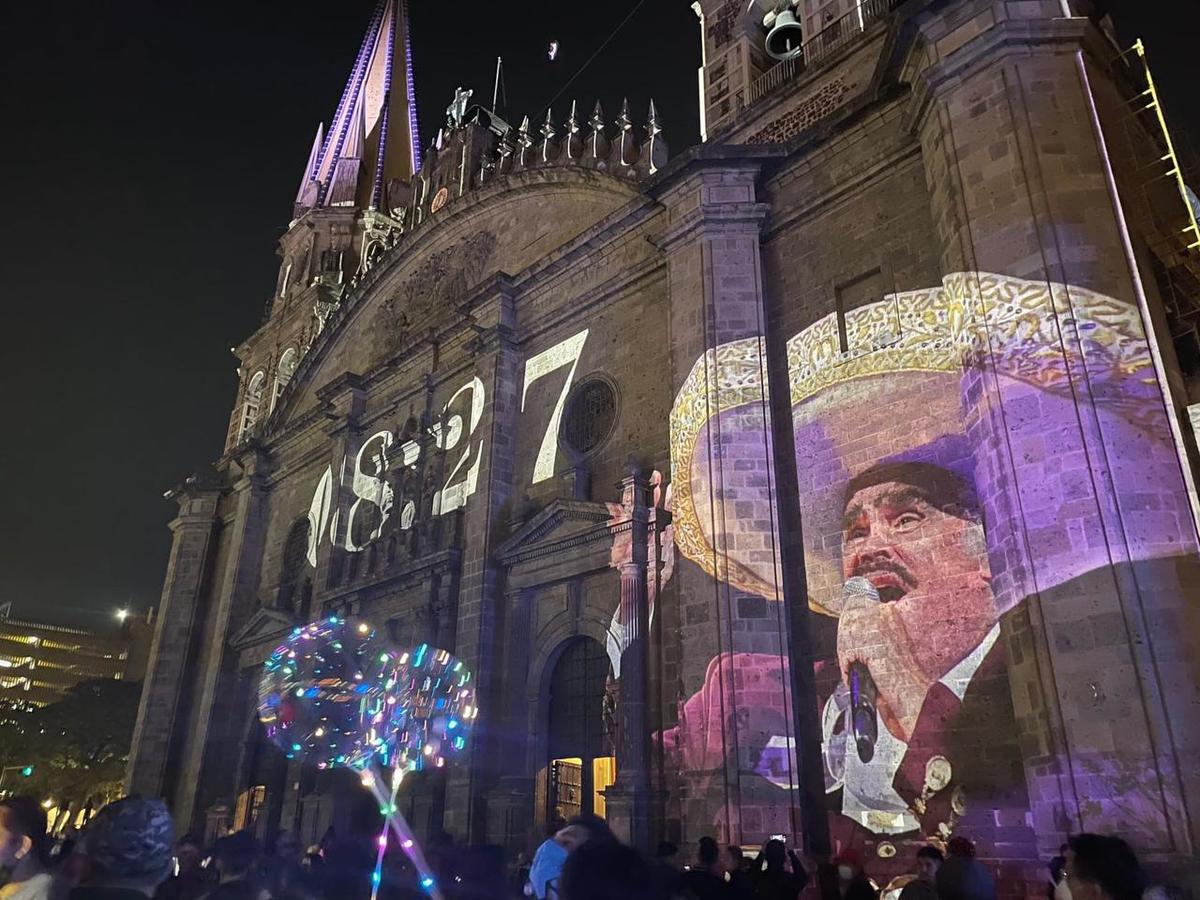 Iluminan la Catedral de Guadalajara con imagen de Vicente Fernández. (Especial)