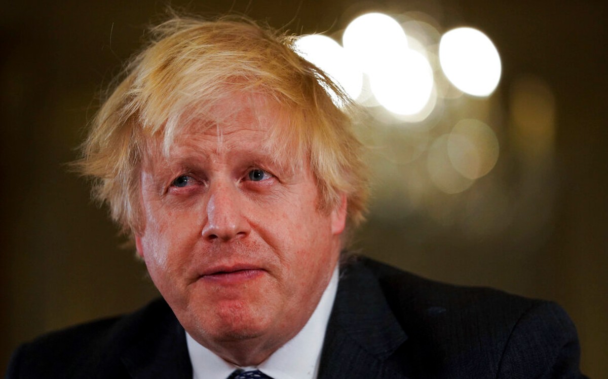 Johnson anunció que adelanta un mes el objetivo de ofrecer la vacuna de refuerzo. | AP