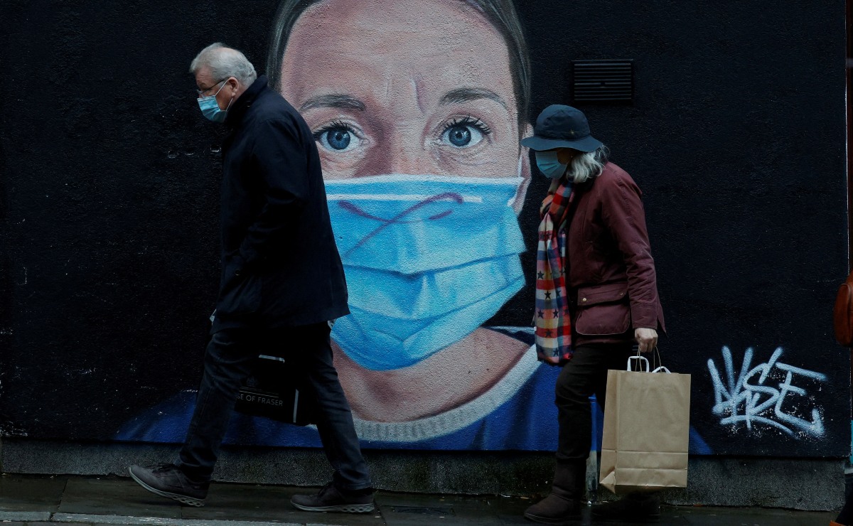 Reino Unido espera ampliar las inoculaciones contra el covid-19. | Reuters