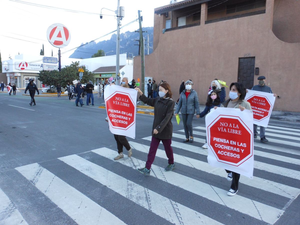 Residentes de San Pedro protestan con marcha en contra de Vía Libre. Foto: Roberto Alanís