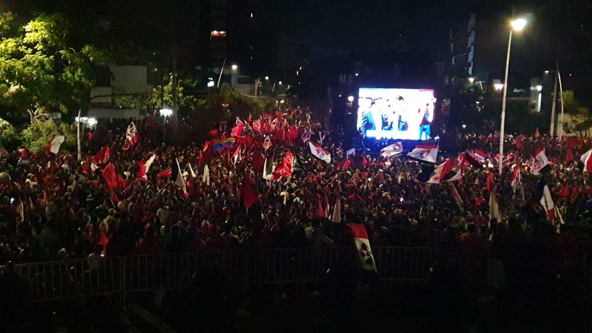 Aficionados celebran en la Glorieta de los Niños Héroes. (Juan Carlos Munguía)