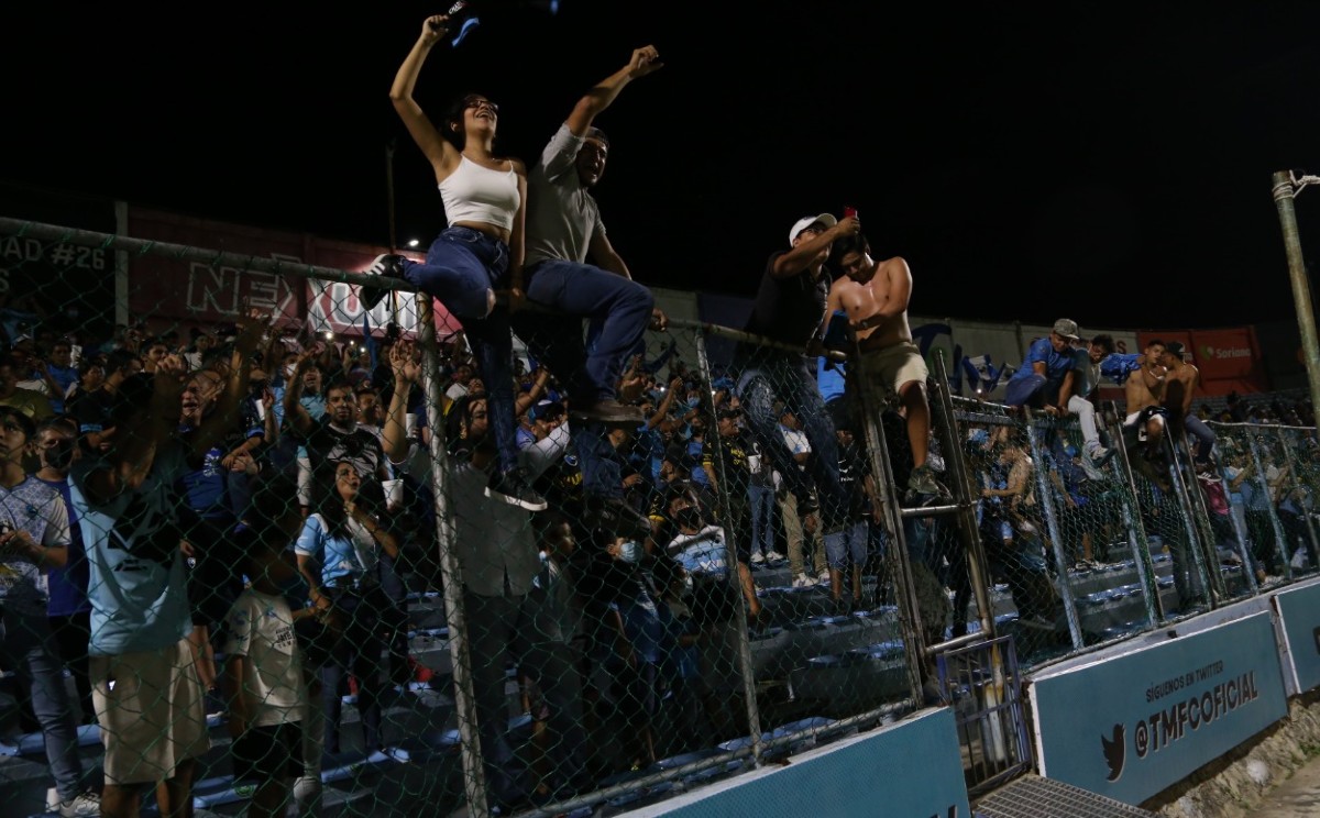 Aficionados de la Jaiba Brava del Tampico-Madero. | Foto: Yazmín Sánchez